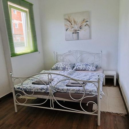 Apartman Lena Tusilovic Exterior foto